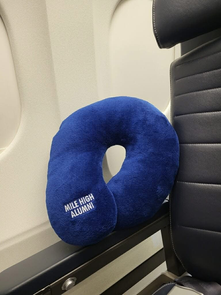 Travel neck pillow